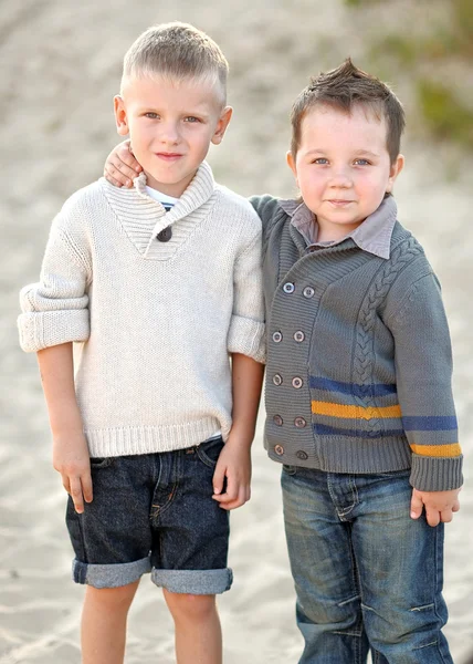 Portrait of two boys in the summer of friends — Stock Photo, Image