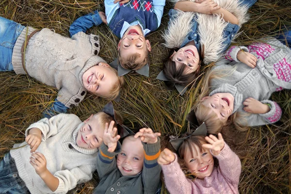 Retrato de niños pequeños en unas vacaciones de camping — Foto de Stock