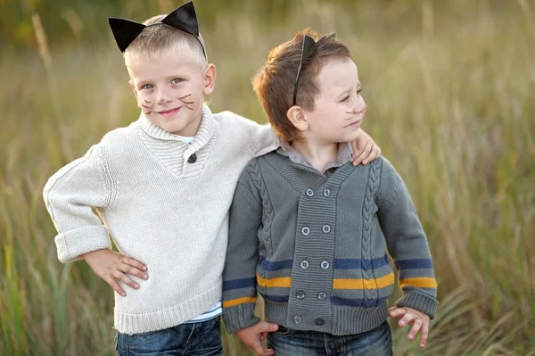 Portrait of two boys in the summer of friends — Stock Photo, Image
