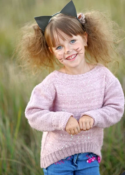 Portrait de petite fille en plein air en été — Photo