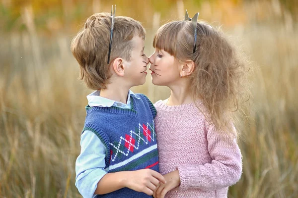 Porträt eines Mädchenjungen im sommerlichen Wald — Stockfoto