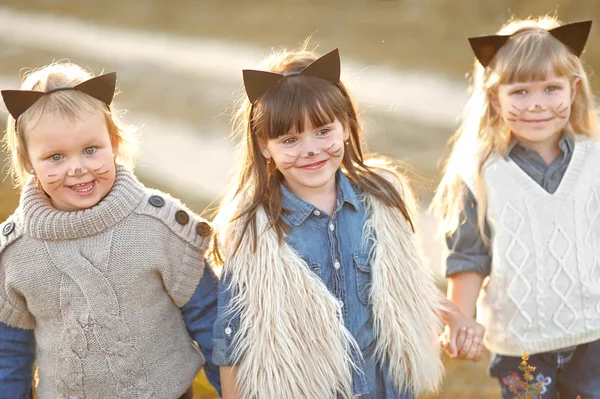 Porträtt av tre flickor i den skogen girlfriends — Stockfoto