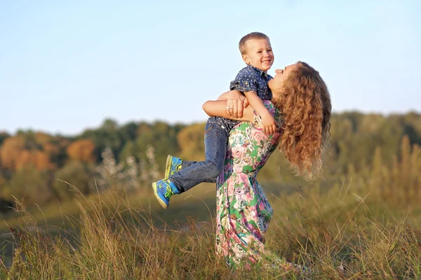 Portrait d'une mère et d'un bébé heureux — Photo