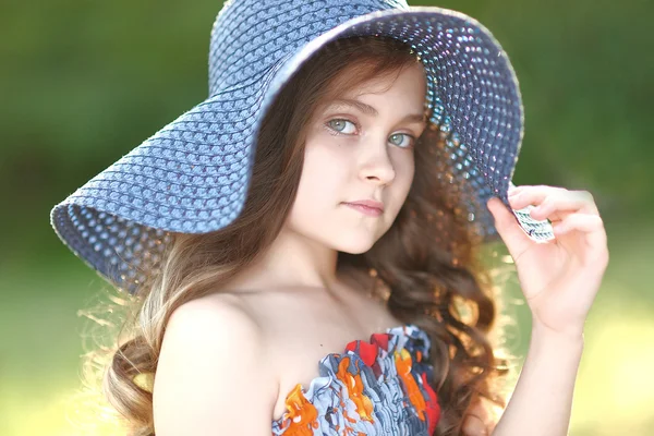 Retrato de una hermosa niña de moda — Foto de Stock