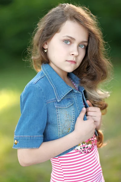 美しいファッションの少女の肖像画 — ストック写真