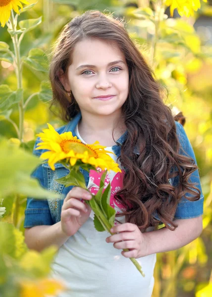 Retrato de uma linda menina da moda — Fotografia de Stock