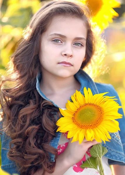 Retrato de uma linda menina da moda — Fotografia de Stock