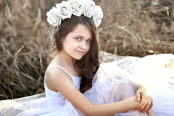 Retrato de una hermosa chica de moda — Foto de Stock