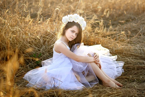 Retrato de uma linda menina da moda — Fotografia de Stock