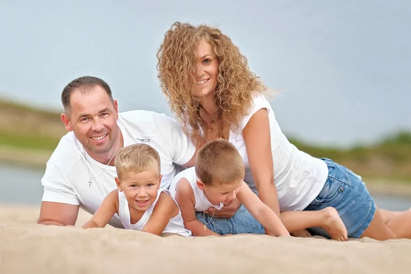 Portret szczęśliwą rodzinę w lato natura — Zdjęcie stockowe