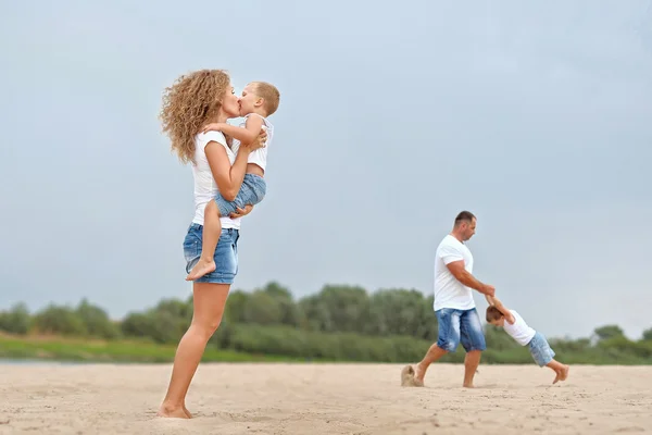 Porträtt av en lycklig familj sommaren natur — Stockfoto