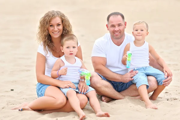 Retrato de uma família feliz na natureza de verão — Fotografia de Stock