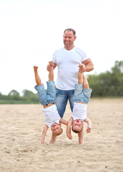 Porträtt av en lycklig familj sommaren natur — Stockfoto
