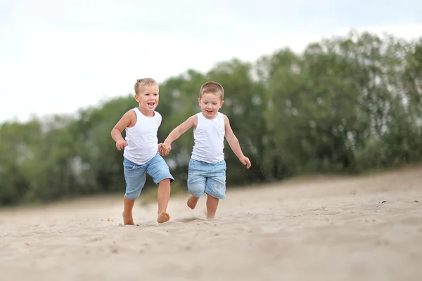 Porträtt av barn på stranden i sommar — Stockfoto