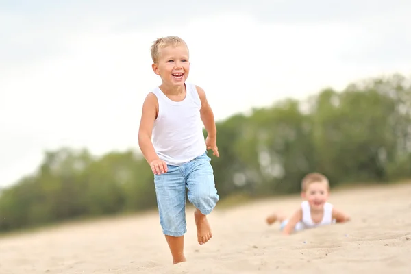 Portrait d'enfants sur la plage en été — Photo