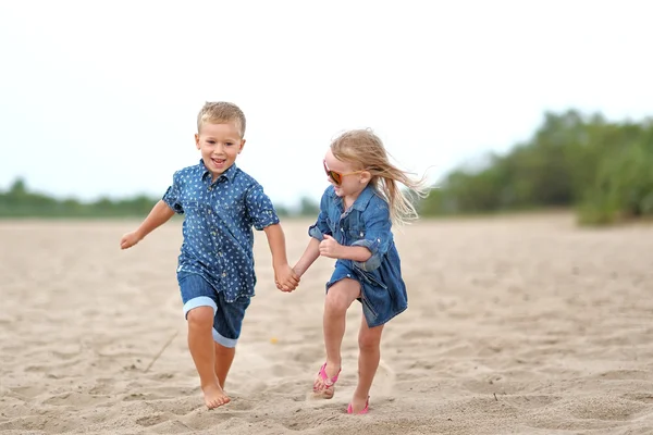 Ritratto di bambini sulla spiaggia in estate — Foto Stock