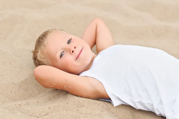 Portrait de garçon sur la plage en été — Photo