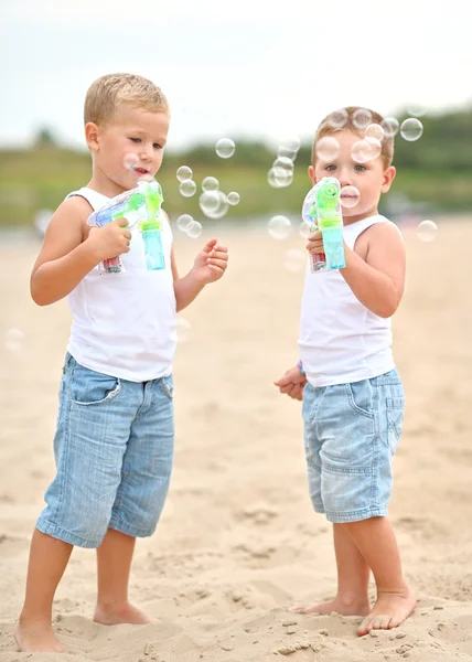 Porträtt av barn på stranden i sommar — Stockfoto