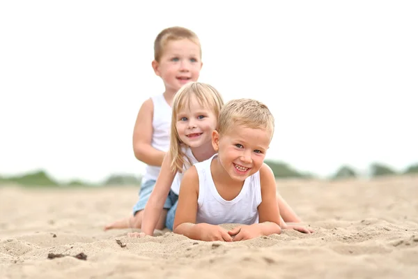 Porträtt av barn på stranden i sommar — Stockfoto