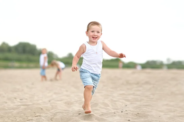 Portrait de garçon sur la plage en été — Photo