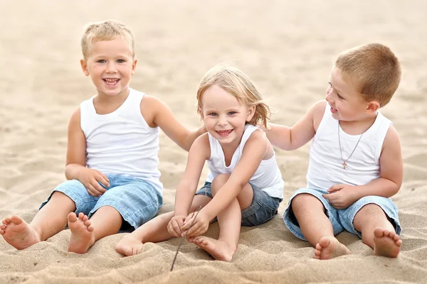 Portret dzieci na plaży latem — Zdjęcie stockowe