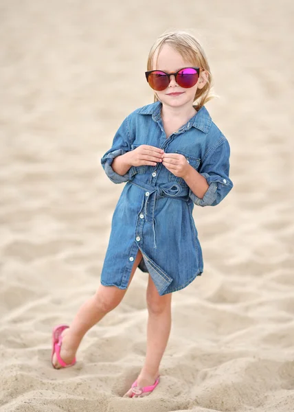 Portrait de petite fille en plein air en été — Photo