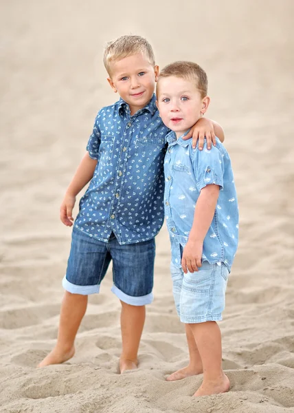 Porträtt av barn på stranden i sommar — Stockfoto