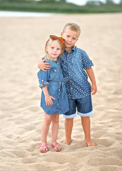 Ritratto di bambini sulla spiaggia in estate — Foto Stock