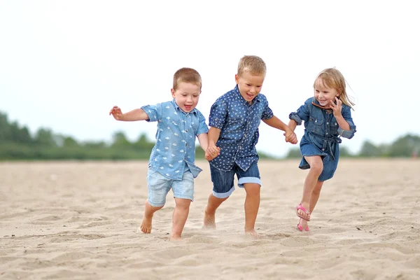 Porträtt av barn på stranden i sommar — Stockfoto