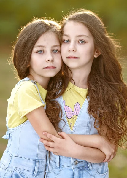 Portrait de deux petites filles jumelles — Photo