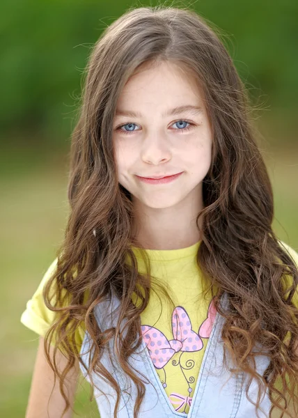 Retrato de niña al aire libre en verano — Foto de Stock