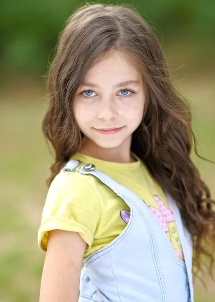 Portrait of little girl outdoors in summer — Stock Photo, Image