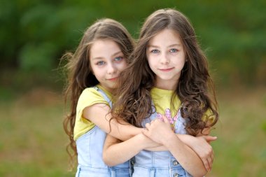 iki küçük kız ikiz portresi