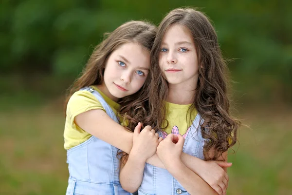 Retrato de dos niñas gemelas — Foto de Stock