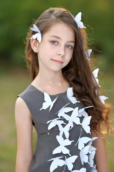 Potret gadis kecil di luar ruangan di musim panas — Stok Foto