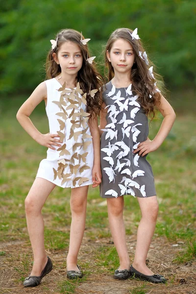 Portrait de deux petites filles jumelles — Photo