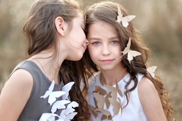 Портрет двух маленьких девочек-близнецов — стоковое фото