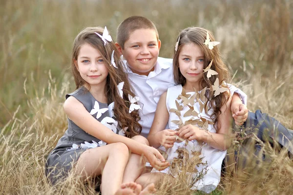 Retrato de niños pequeños en otoño — Foto de Stock