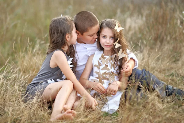 Portret van jonge kinderen in de herfst — Stockfoto