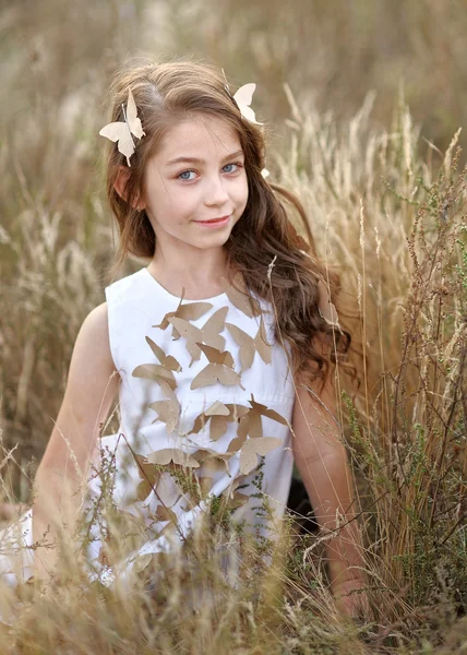 Retrato de niña al aire libre en verano —  Fotos de Stock