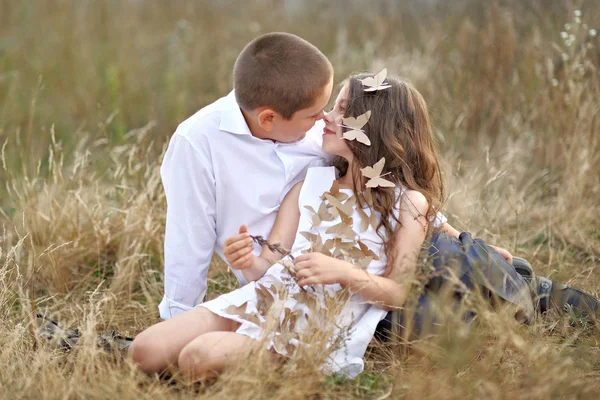 Portret van jonge kinderen in de herfst — Stockfoto