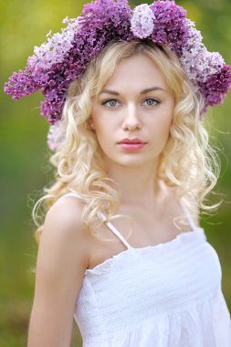 Bahar güzel bir genç kız portresi