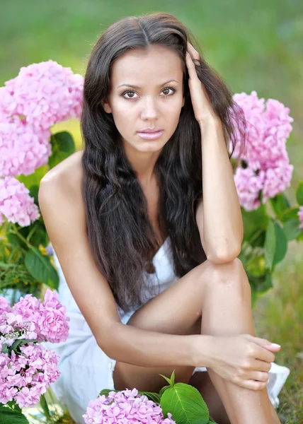 Vackra eleganta brunett tjej på natur — Stockfoto