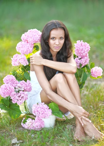 Krásná elegantní brunetka na povaze — Stock fotografie