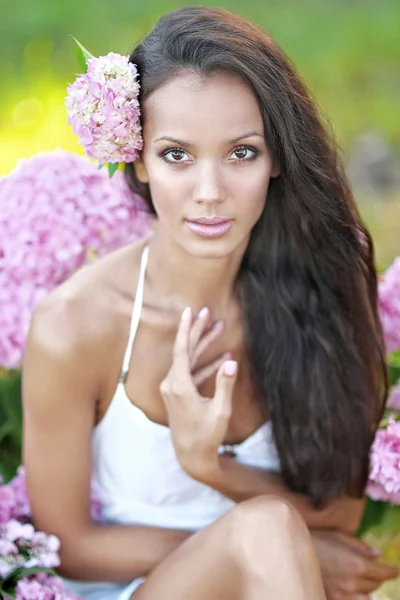 Hermosa chica morena elegante en la naturaleza — Foto de Stock