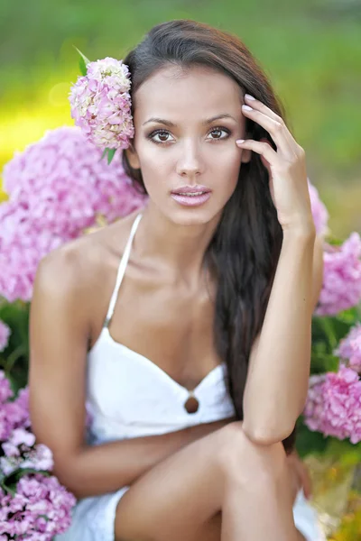 Vackra eleganta brunett tjej på natur — Stockfoto
