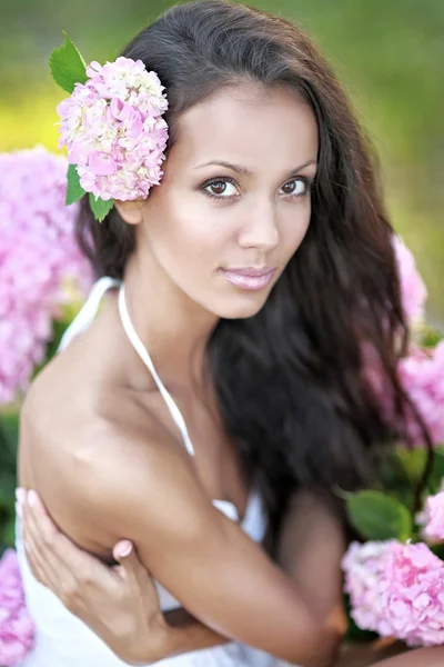 Vackra eleganta brunett tjej på natur — Stockfoto