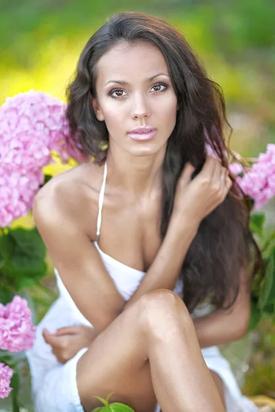 Bela menina morena elegante na natureza — Fotografia de Stock