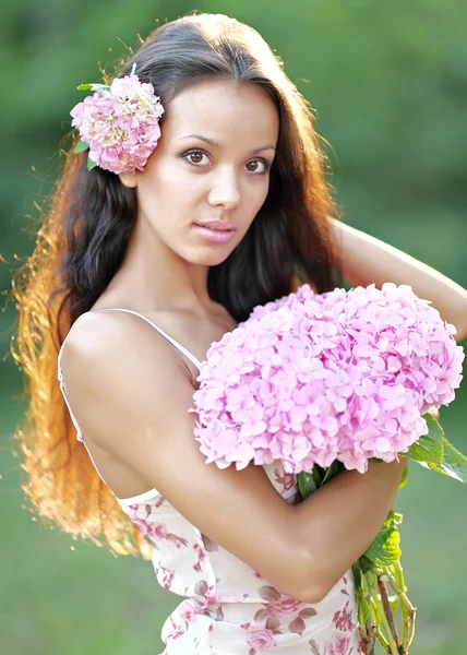 Bella ragazza bruna elegante sulla natura — Foto Stock