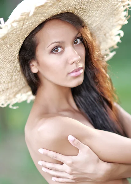 Portrait of a beautiful young girl in summer — Stock Photo, Image